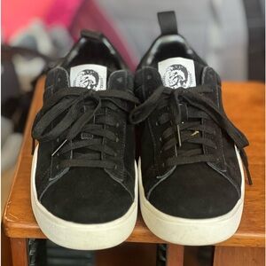 DIESEL S-Clever men’s  Low Top Fashion Sneaker Black Suede Size 7. Like new